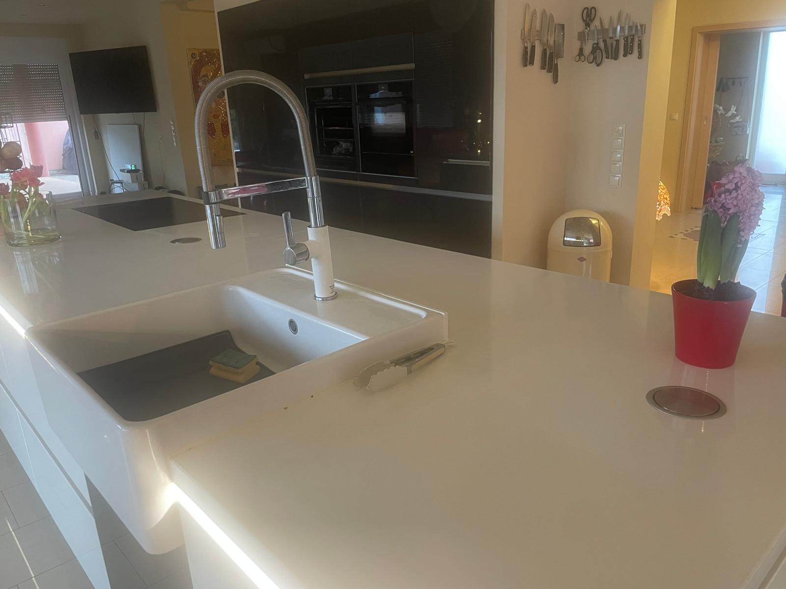 Moderne Küche mit großer Arbeitsfläche und 2 Backöfen